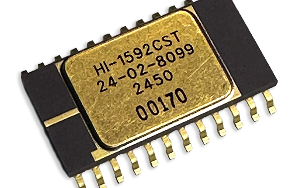 Chip del HI-1592 sometido a pruebas de radiación en un entorno de laboratorio.