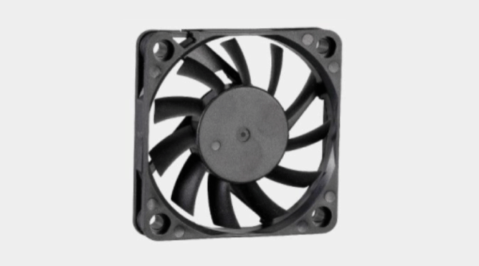 Primer plano de un ventilador DC 60x60x10mm de la serie AGE en funcionamiento.