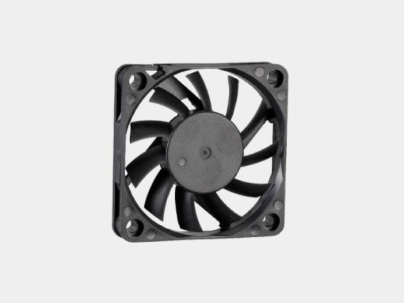 Primer plano de un ventilador DC 60x60x10mm de la serie AGE en funcionamiento.