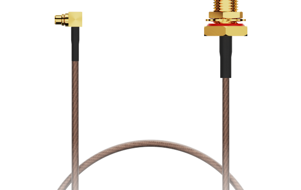 Primer plano de los nuevos cables MMCX a SMA de GCT con conectores y cable coaxial RG-178.
